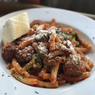 My go-to red sauce order: tomato basil with meatballs, broccoli and mushrooms with ziti