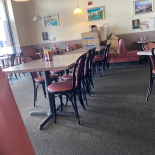 Empty restaurant, hour late for food, how?