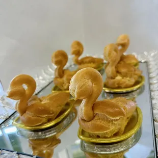 Cream puff! Swan style is beautiful
