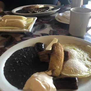 Huevos Con Salchichones