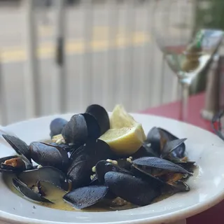 Steamed PEI Mussels w/ Cheddar & Bleu