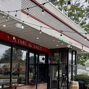 the outside of a restaurant