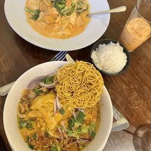 Khao So, red tofu curry and a Thai tea