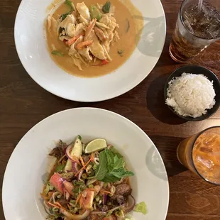 Red curry and beef steak salad