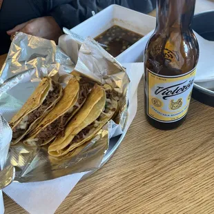 3 Birria Taco Quesadilla, consume y cerveza.