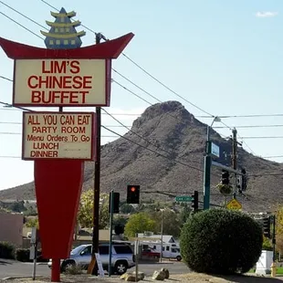 The sign outside Lim&apos;s. In the background, you&apos;ll see Lookout Mountain, my favorite hiking mountain ;-)