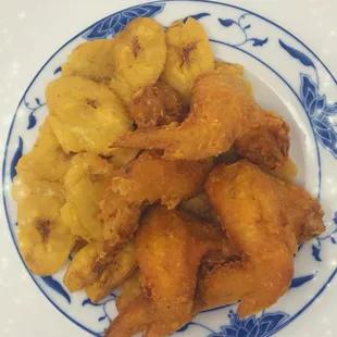 Chicken wings with fried plantains