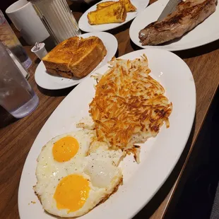 eggs, hash browns and toast