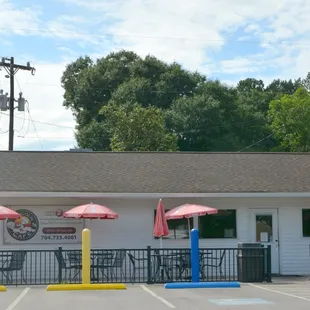 the outside of the restaurant