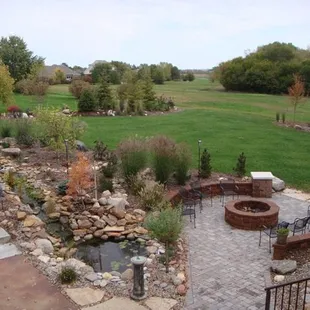 a view of a backyard