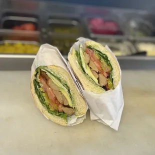 LINCOLN CLUCK'N Layonna's famous vegetarian chicken with pepper jack, avocado, tomato, pickles, banana peppers, spinach, mayo and pesto.
