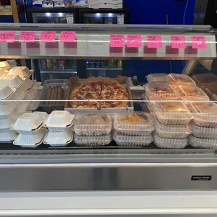 They serve hot foods during the week. Made fresh at lunch time!