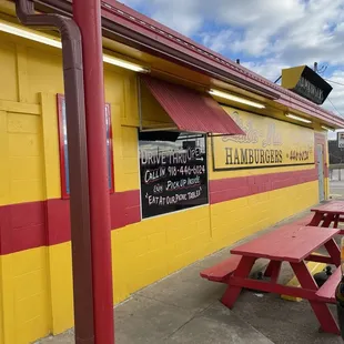 Outdoor picnic dining