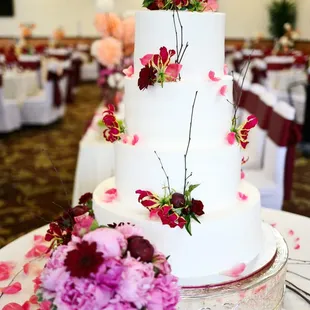 Photo courtesy of Esra Oktar Photography. Table setting, Toss Bouquet, and Cake all Linda's work.