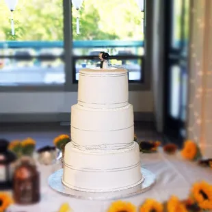photo comparison: http://vegetarianchopstick.blogspot.com/2012/02/the-veg-chopstick-chooses-wedding-cake.html