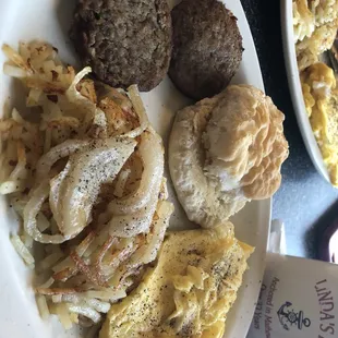 a plate of breakfast food