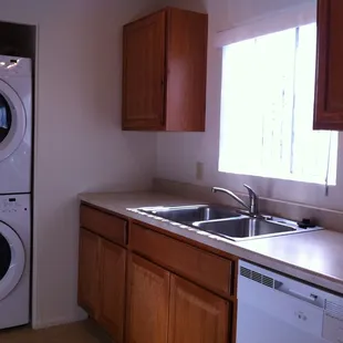 Kitchen, stacked washer/dryer
