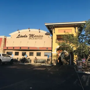 Exterior of Lindo