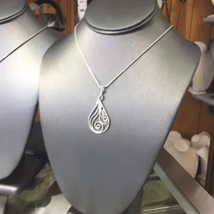 elegant looking necklace