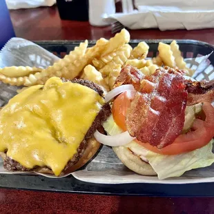 Bacon Cheeseburger - Overall a decent diner style burger. Nothing crazy but solid and the fries were good too.