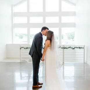 Elegant Summer Wedding at The Aisling Venue in Hudson, Wisconsin. White venue. Lindsey White Photography