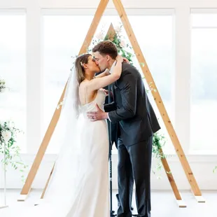 Elegant Summer Wedding at The Aisling Venue in Hudson, Wisconsin. White venue. Lindsey White Photography