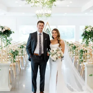 Elegant Summer Wedding at The Aisling Venue in Hudson, Wisconsin. White venue. Lindsey White Photography