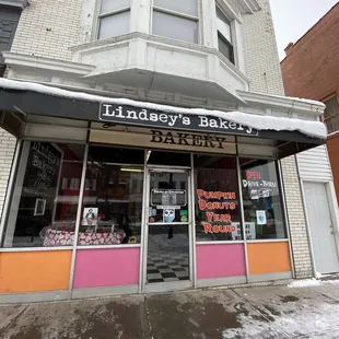 the outside of a bakery