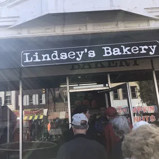 Outside Lindsey&apos;s Bakery