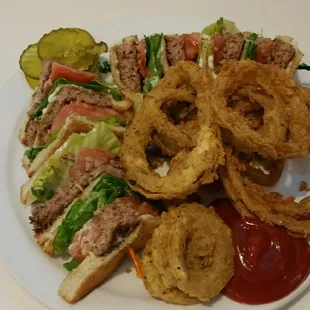 Hamburger club with onion rings
