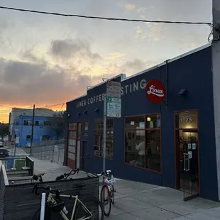 the outside of a coffee shop