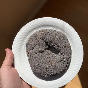 Fully covered poppyseed bagel