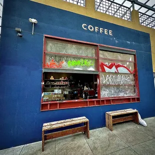 Linea&apos;s standing bar and benches on San Carlos Street