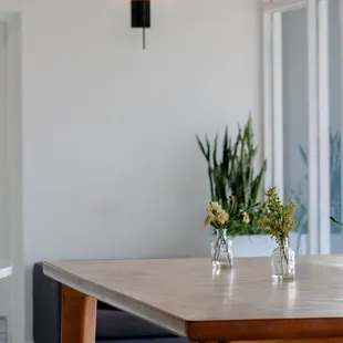 a table and chairs in a living room