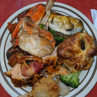 Crab , spinach croissant, bacon wrapped shrimp, chicken, etc - food overall was good