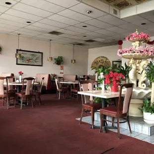 Dated but still cozy, traditional  and roomy Chinese restaurant