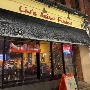 the outside of a restaurant