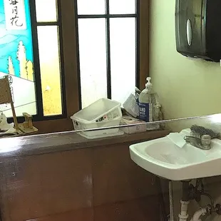 . . . And a closer look to the background of this buffet is not very promising. Just look at all the dirt everywhere !