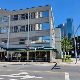 Located at the corner of Queen Street and Kamake&apos;e Street