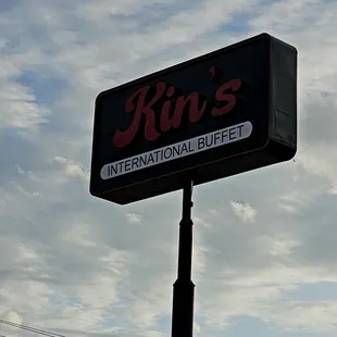 the sign for the restaurant