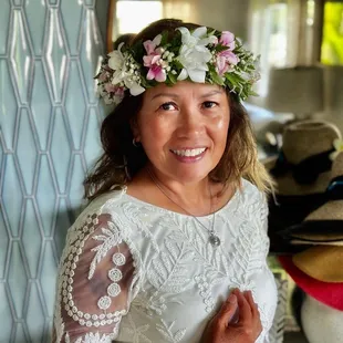 Lin&apos;s hot pink and white orchids haku headpiece with white baby breaths