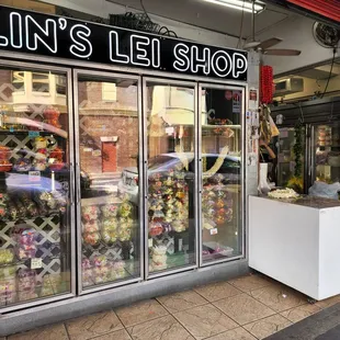 Front - Leis in Chiller