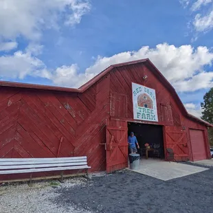 Red barn | IG: asianadventuretime