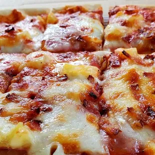 Thin crust Hawaiian pizza with the spicy jalapeño bacon added