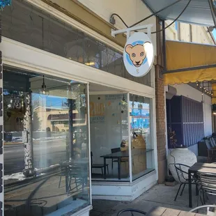 the outside of a restaurant