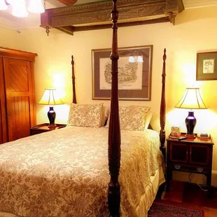 Room A - Queen bed with private bath, Kitchenette, Wifi and HDMI cable