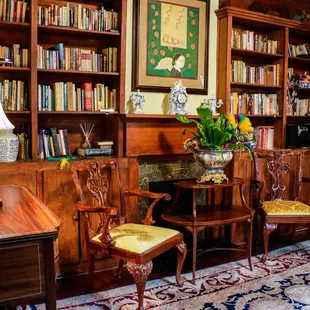 Lobby library &amp; sitting area