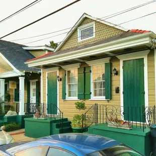 streetside entry with 10 guest rooms spanning through 2 houses with vacation apartment rentals down the street in a single/multilevel house