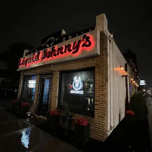 the outside of a restaurant at night