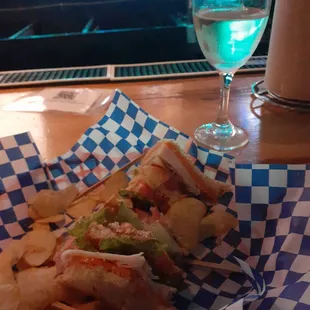 Club side of chips and glass Pino.